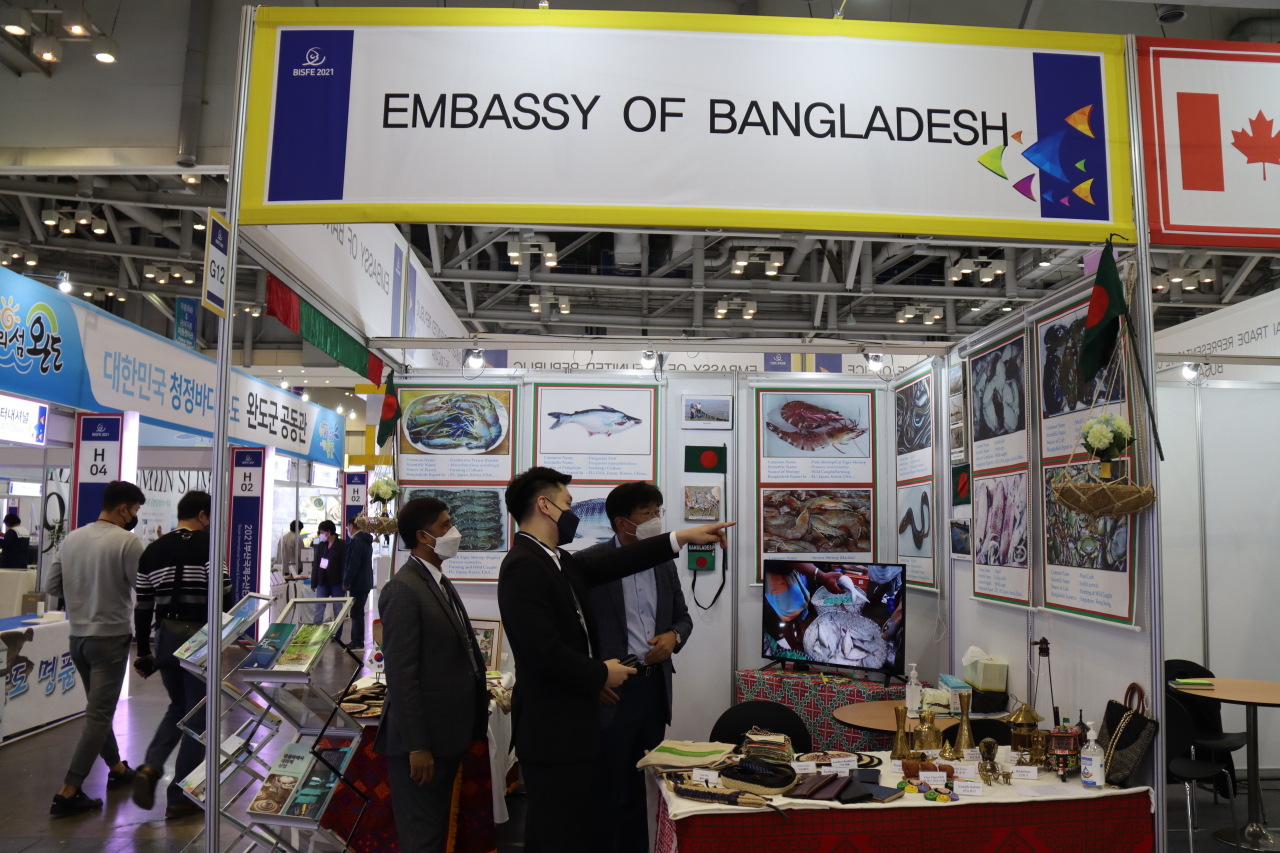 Visitors explore the Bangladesh Embassy’s booth at Busan International Seafood & Fisheries Expo 2021.(Bangladesh Embassy in Seoul)