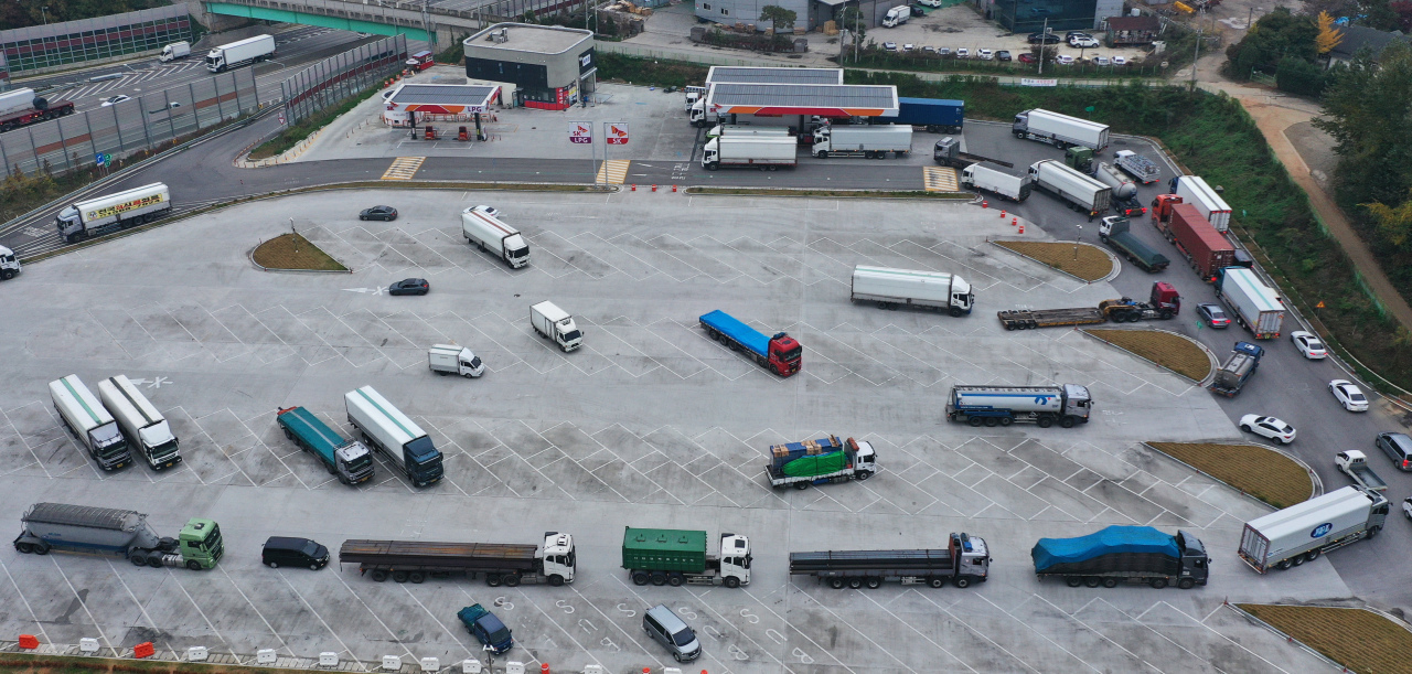 Freight vehicles wait in a long line to charge urea water solutions (UWS) at a charging station in Pyeongtaek, 70 kilometers south of Seoul, on Thursday, amid the ongoing supply shortage due to China's export curbs. (Yonhap)