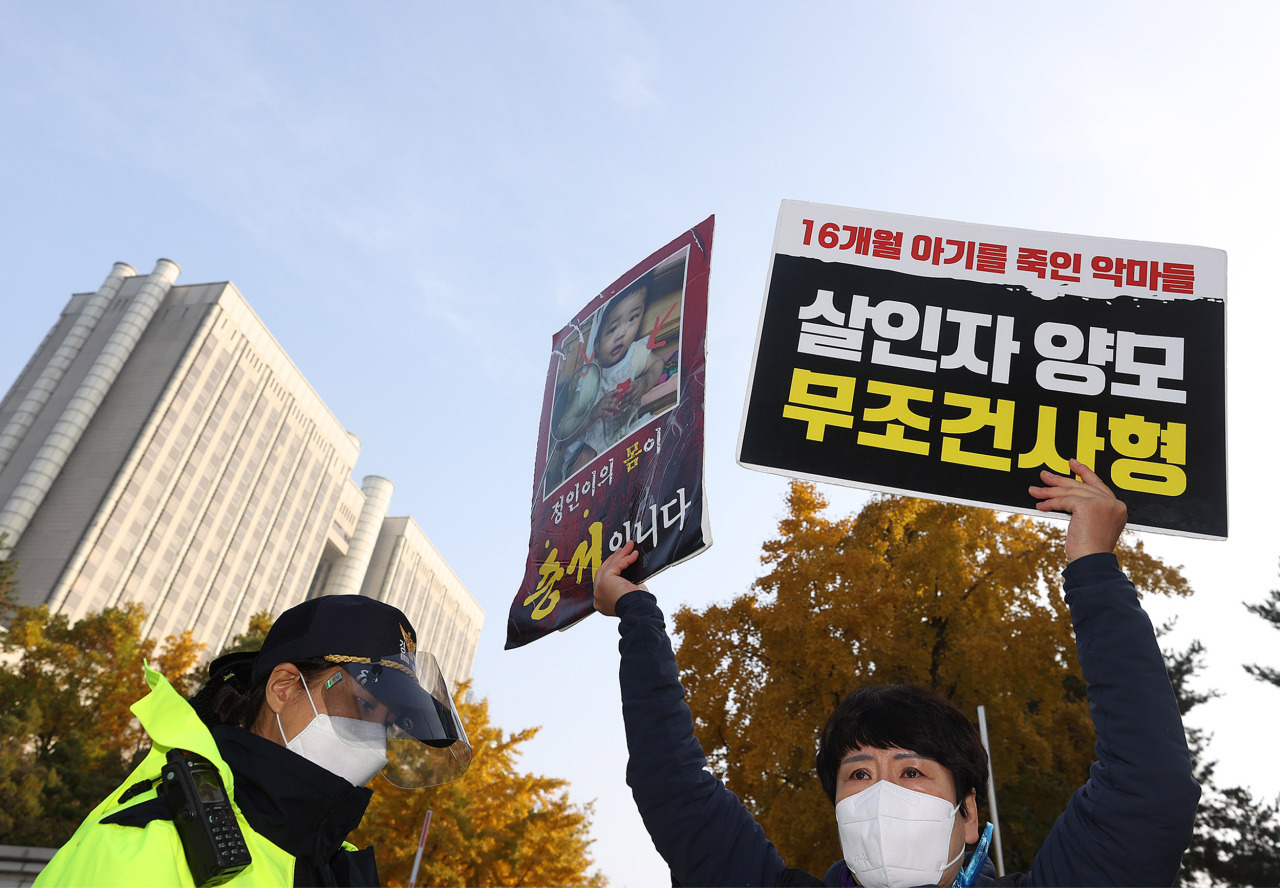 People stage a protest outside the Seoul High Court to demand for death penalty on the adoptive mother in a highly publicized child abuse case that led to the death of a 16-month-old baby girl. (Yonhap)