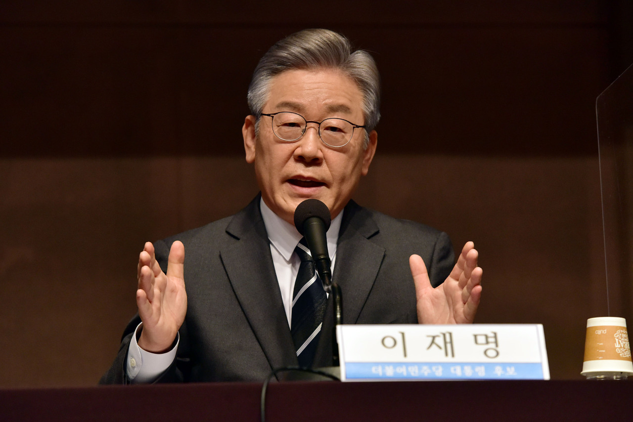 Lee Jae-myung, the presidential nominee of the ruling Democratic Party, speaks during a forum organized by the Kwanhun Club in Seoul on Wednesday. Yonhap)