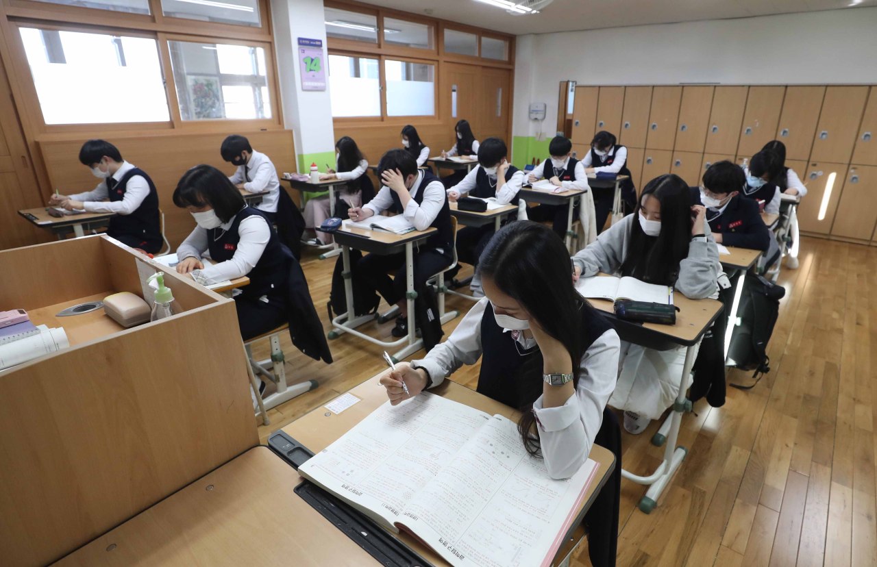 Senior students study for the upcoming Suneung at Happo High School in South Gyeongsang Province on Nov. 4. (Yonhap)
