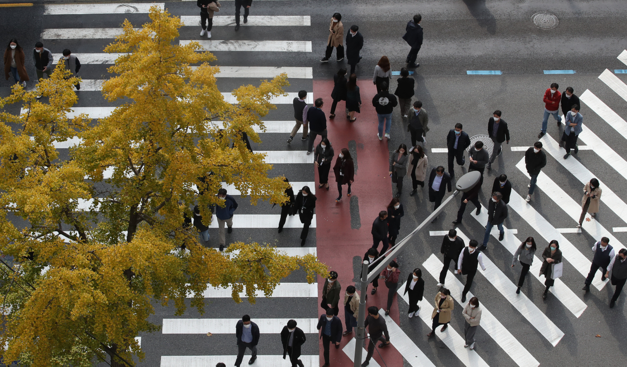 Office workers walk at a croswalk in Jongno District, central Seoul on Nov. 1. (Yonhap)