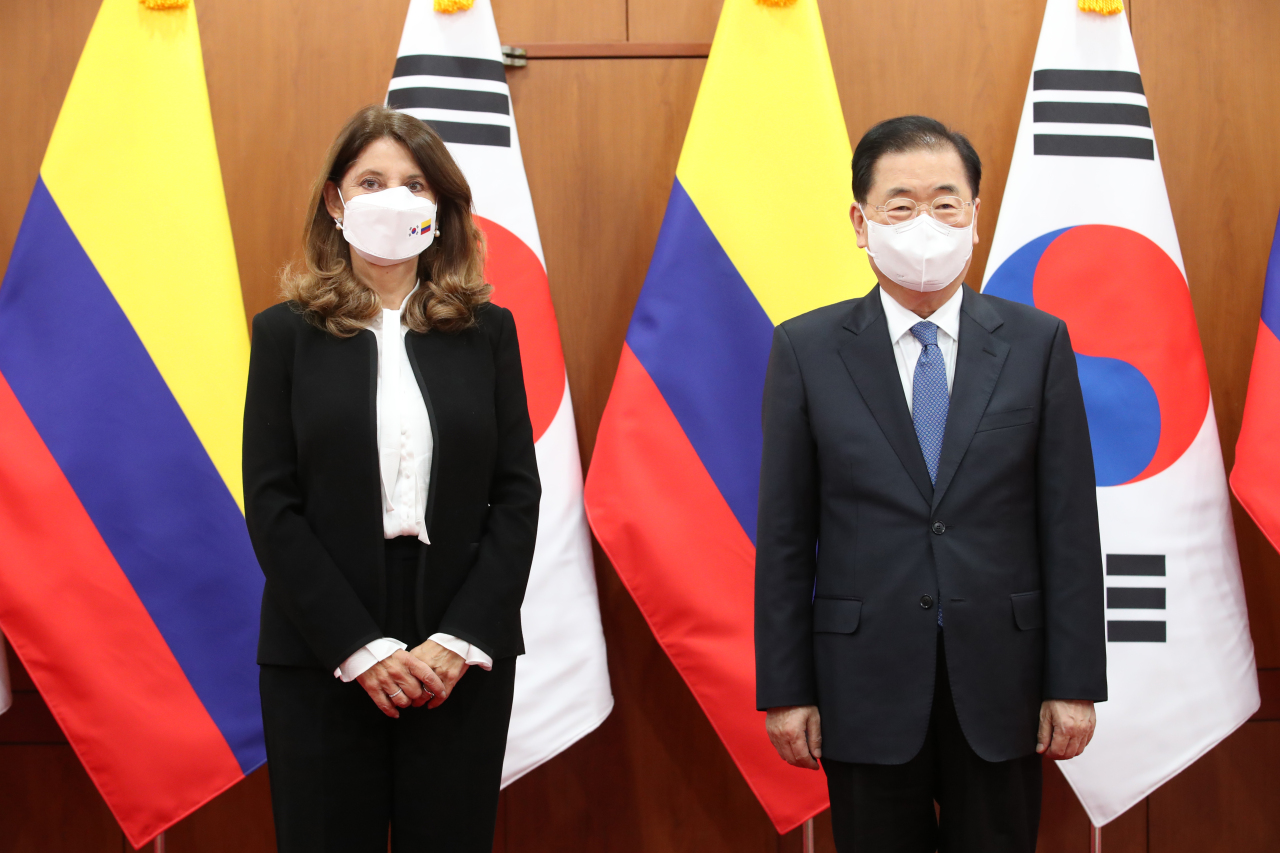 South Korean Foreign Minister Chung Eui-yong (right) and Colombian Vice President and Foreign Minister Marta Lucia Ramirez pose for a photo before their talks at the Foreign Ministry in Seoul on Wednesday. (Yonhap)