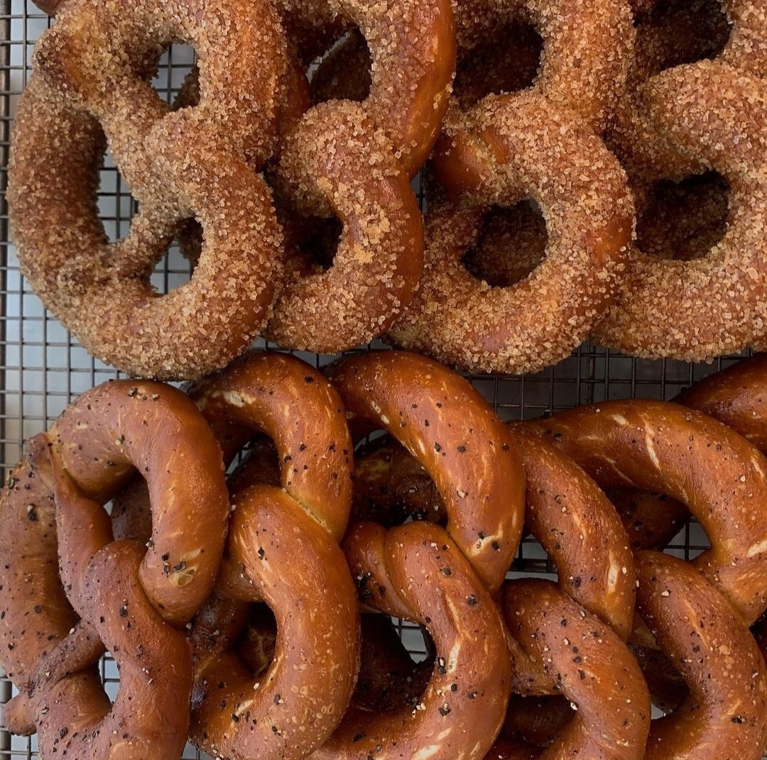 Backerin’s cinnamon pretzels (top) are coated with butter and cinnamon and sugar, while the bakery’s namesake pretzels (bottom) are coated in ground black pepper for a fiery kick. (Photo credit: @backerin_seoul)
