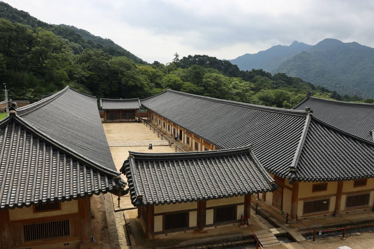 Buddhist temple Haeinsa’s Janggyeong Panjeon, where the more than 81,352 printing blocks are archived, is a scientific masterpiece from the Joseon era. Photo © 2021 Hyungwon Kang