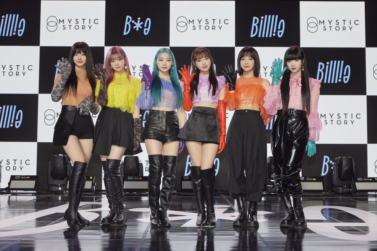 Billlie members -- (from left) Siyoon, Suhyeon, Tsuiki, Haram, Moon Sua and Haruna -- pose for picture during their debut showcase on Wednesday. (The Mystic Story)