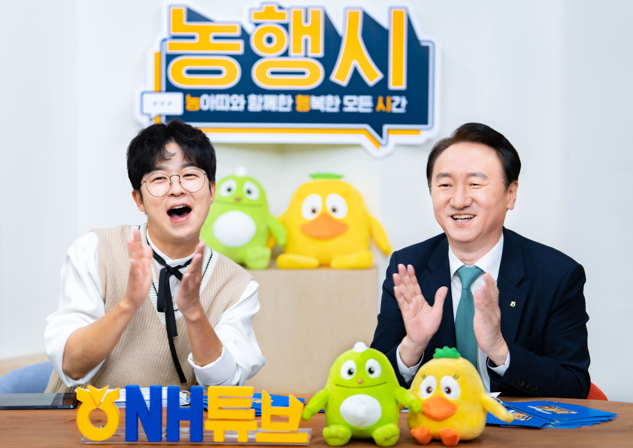 NH NongHyup Bank CEO Kwon Joon-hak (right) and comedian Hong In-kyu co-host a livestream on the lender’s YouTube channel on Tuesday. (NH NongHyup Bank)