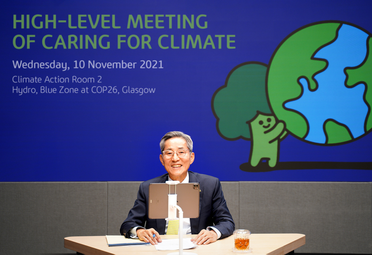 KB Financial Group Chairman Yoon Jong-kyoo attends the 9th High-Level Meeting of Caring for Climate of the 2021 United Nations Climate Change in Glasgow, Scotland, via video conference, at the banking group’s headquarters in Yeouido, western Seoul on Wednesday, in this photo released Thursday. (KB Financial Group)