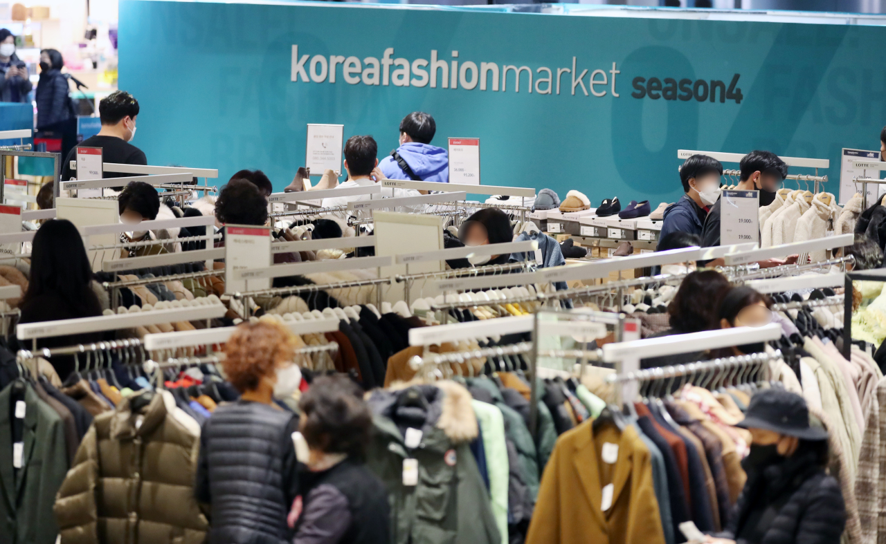 This file photo, taken Oct. 29, 2021, shows people looking around clothes at a department store in southern Seoul. (Yonhap)