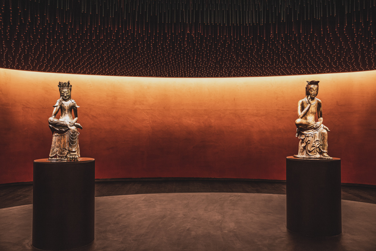 Two Pensive Bodhisattvas, which are designated National Treasures No. 78 (right) and No. 83, are on display in the permanent exhibition hall of the National Museum of Korea (ONE O ONE architects)