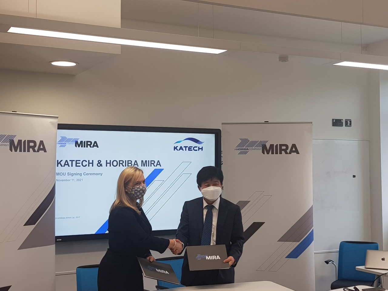 Katech Director Heo Nam-yong (right) and Horiba Mira’s Chief Commercial Officer Roisin Hopkins pose after signing an agreement on joint research and development, at Horiba Mira’s headquarters in Nuneaton, England, Thursday (Greenwich Mean Time). (Katech)