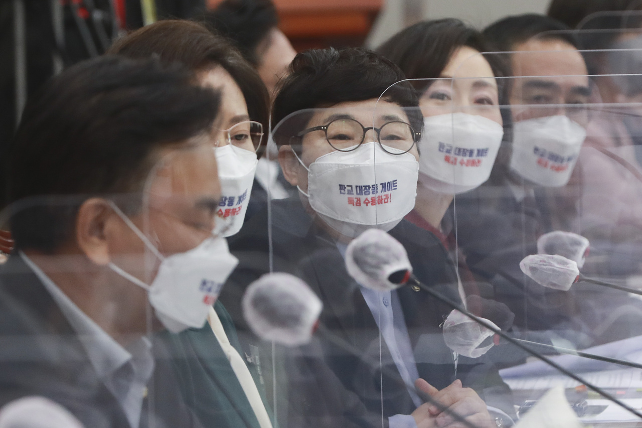 Lawmakers of the main opposition People Power Party call for special counsel investigation into the Daejang-dong land development scandal at a parliamentary audit held on Oct. 26.(Yonhap)