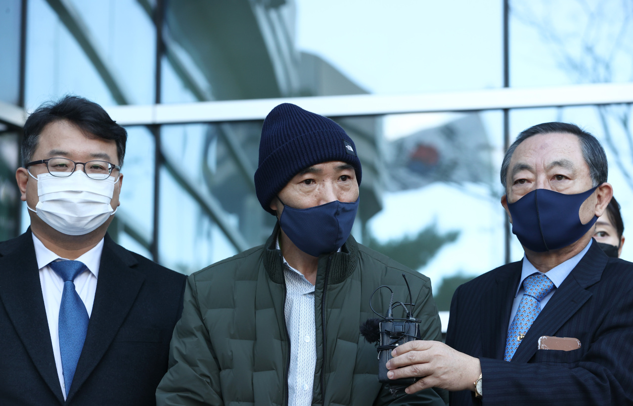 Lee Rae-jin (C), the brother of a South Korean fisheries official who was killed by North Korean soldiers after drifting across the inter-Korean sea border in September 2020, speaks to reporters in Seoul after a court hearing on Friday. (Yonhap)