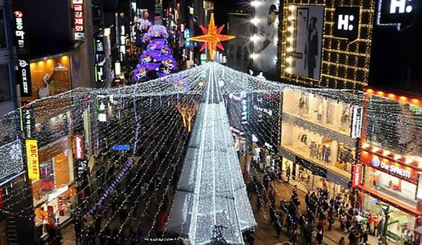 A view of Gwangbok-dong, Busan. Of 17 major areas in Korea, the city posted the second-lowest gender ratio, 95.8, in October, in which women outnumbered men by more than 71,000. (Yonhap)