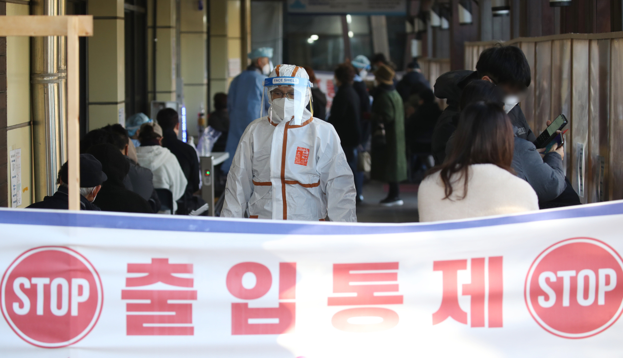 A health care worker is pictured at a testing center in Songpa-gu, eastern Seoul on Saturday. (Yonhap)
