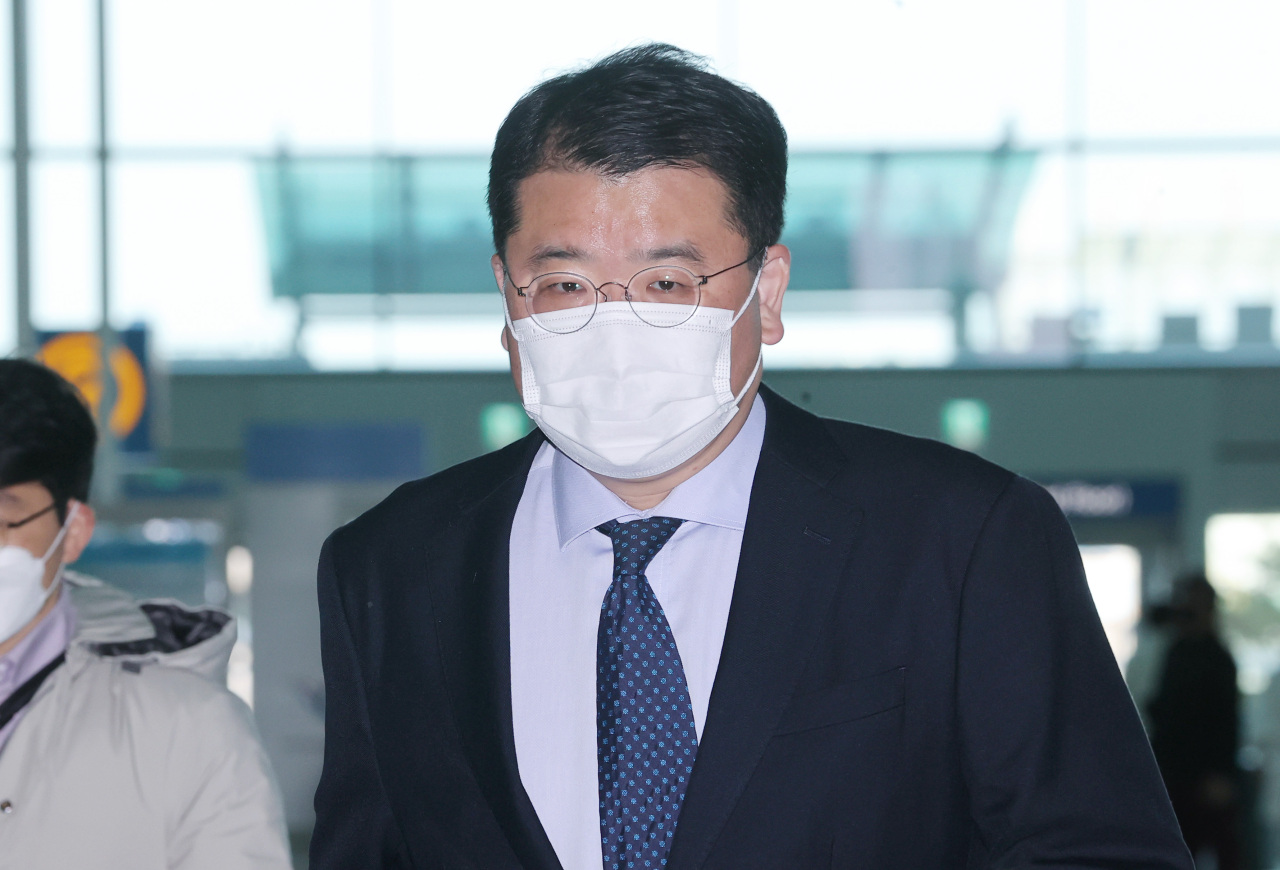 First Vice Foreign Minister Chung Jong-kun arrives at Incheon International Airport, west of Seoul, on Sunday, for his trip to Washington. (Yonhap)