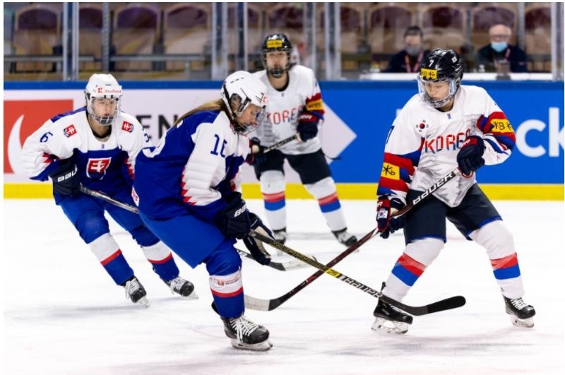 This photo captured from the website of the International Ice Hockey Federation shows South Korean players in action against Slovakia during their Group E match of the final qualification for the 2022 Winter Olympic women's hockey tournament at Coop Norrbotten Arena in Lulea, northern Sweden, on Sunday. (International Ice Hockey Federation Website)