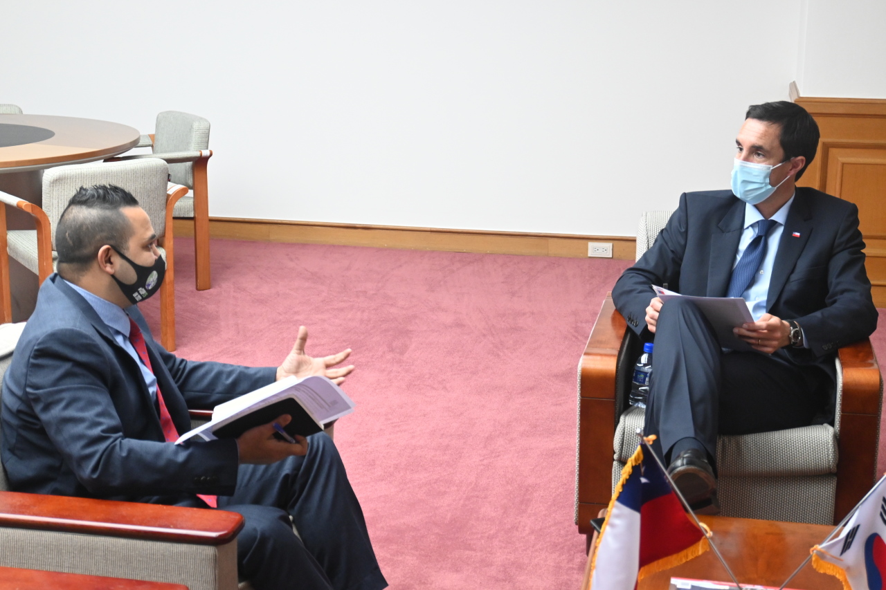 Chilean Minister for Energy and Mining Juan Carlos Jobet speaks to The Korea Herald in Jung-gu, Seoul.