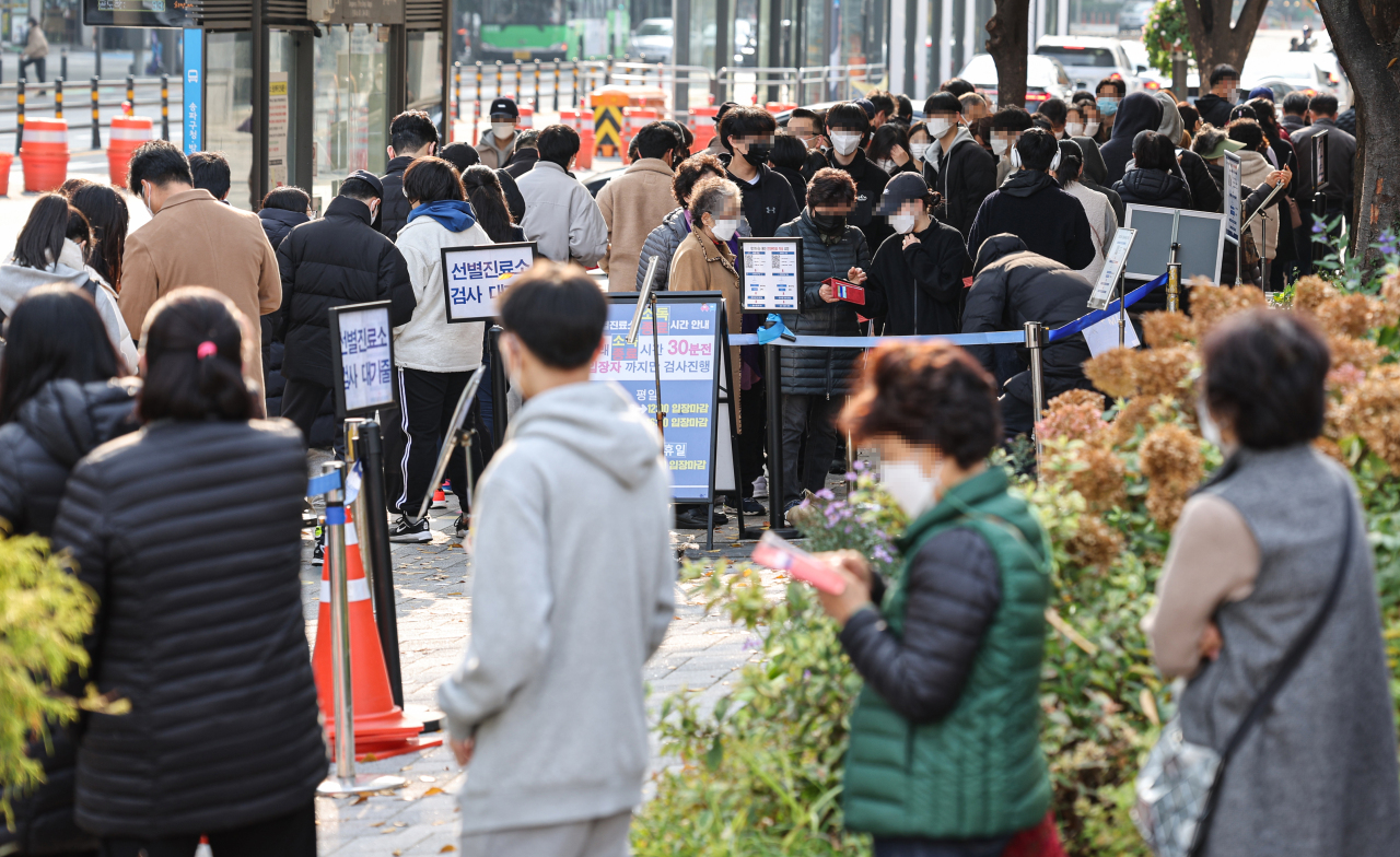 A coronavirus testing center in western Seoul is busy with people who came to get tested on Sunday. (Yonhap)