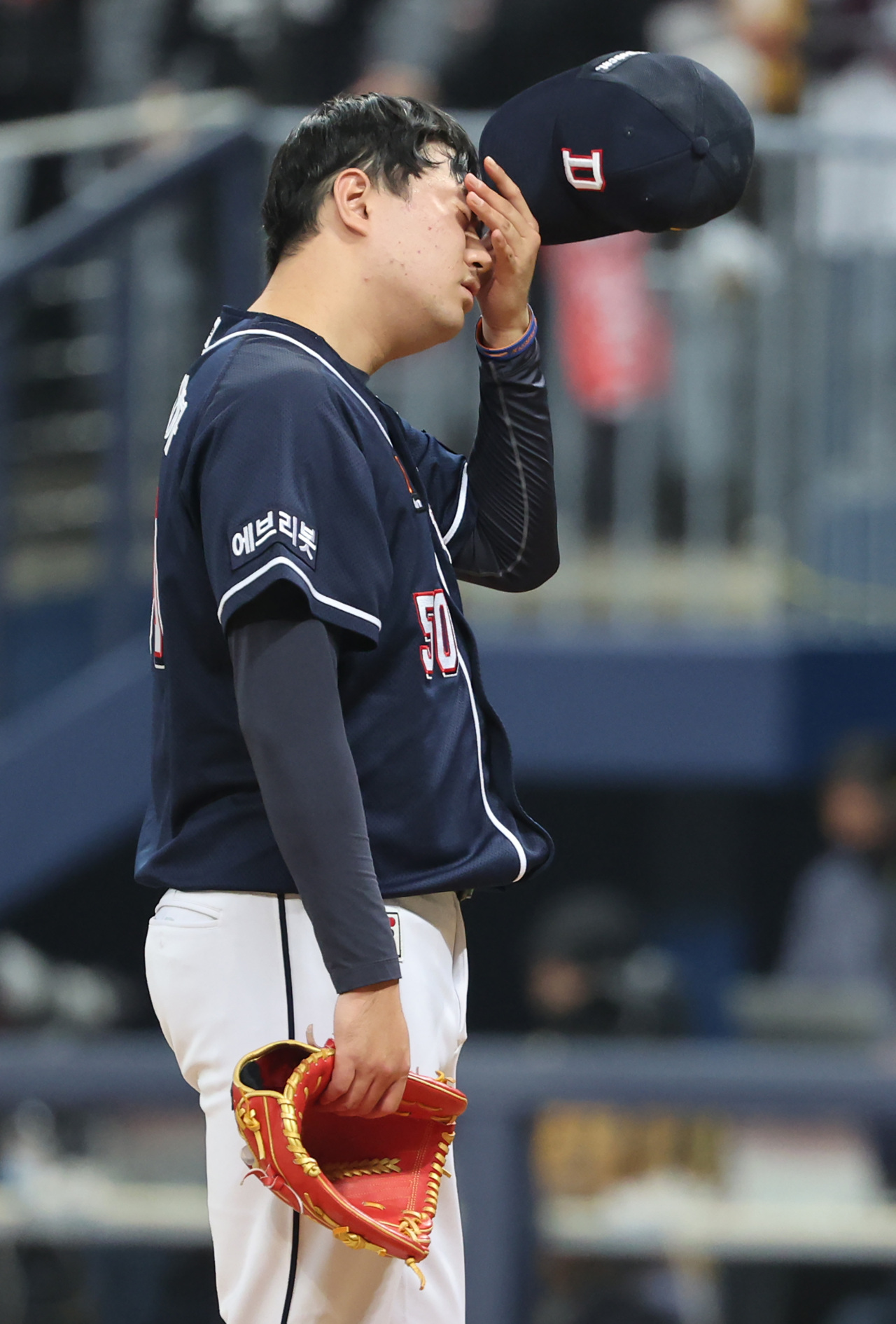 Doosan Bears' reliever Lee Young-ha reacts after giving up a run against the KT Wiz during the bottom of the seventh inning in Game 1 of the Korean Series at Gocheok Sky Dome in Seoul on Sunday. (Yonhap)