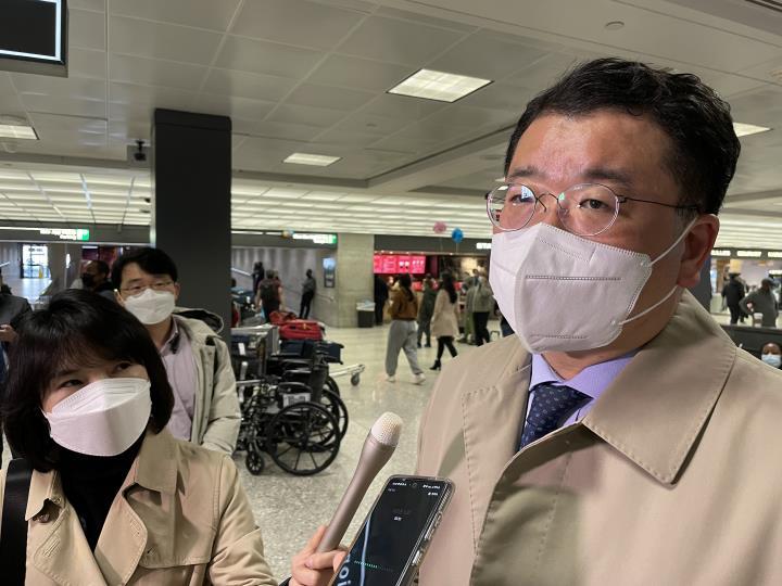 Choi Jong-kun, South Korea's first vice foreign minister, speaks to reporters upon arriving at Washington's Dulles International Airport on Sunday. (Yonhap)