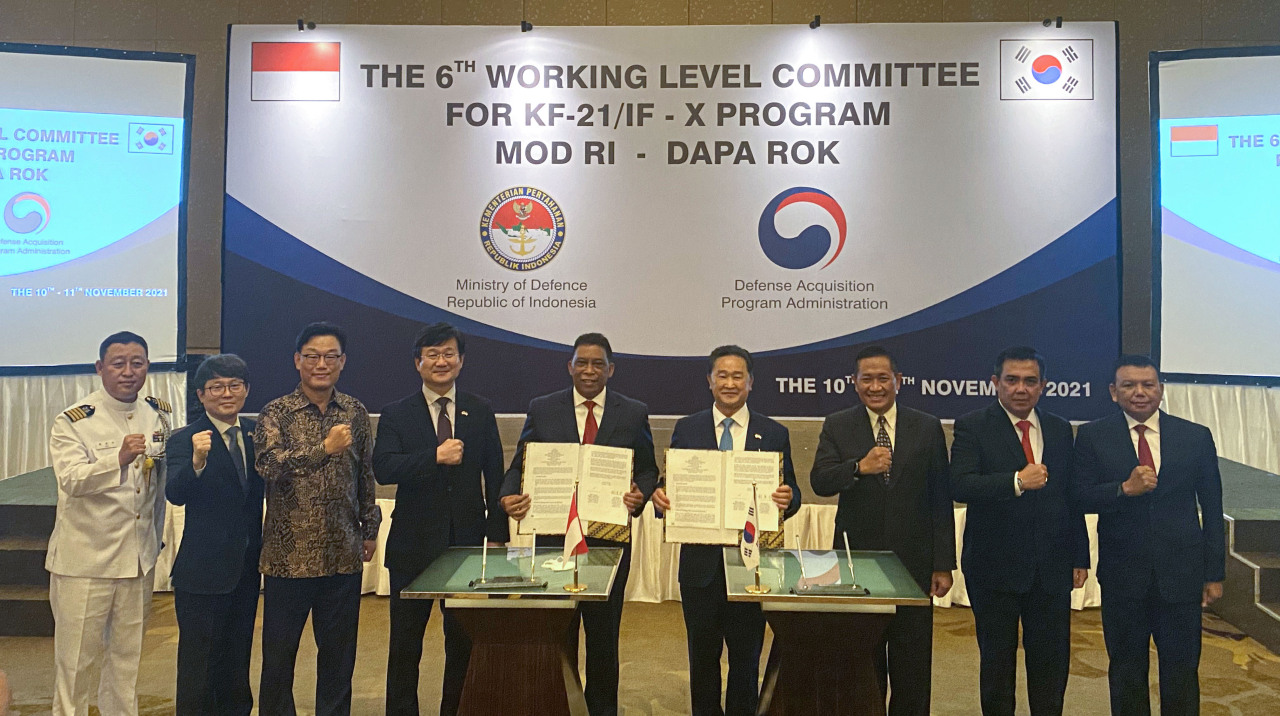 This photo, provided by the Defense Acquisition Program Administration (DAPA), shows officials from South Korea and Indonesia, including DAPA chief Kang Eun-ho (4th from L), posing for a photo after signing an agreement regarding cost sharing for a joint fighter development project in Jakarta last Thursday. (DAPA)