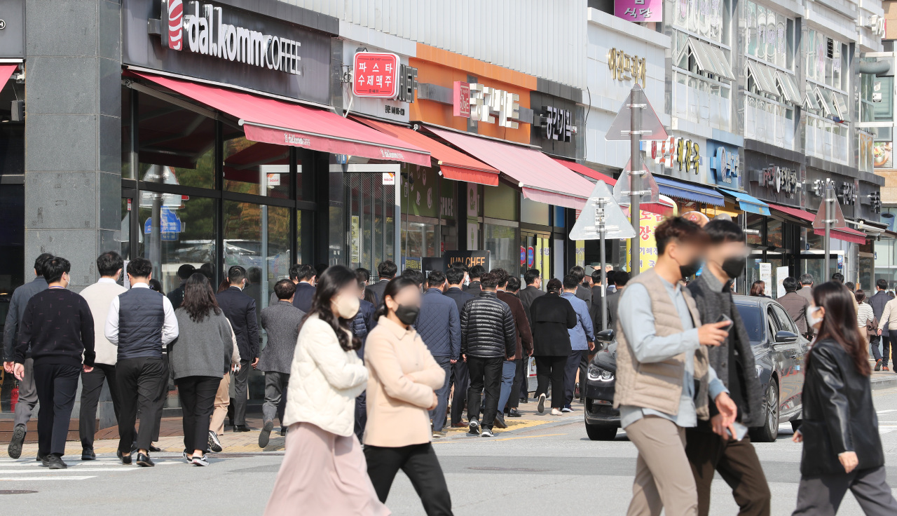 Workers look for restaurants on the firts day of 