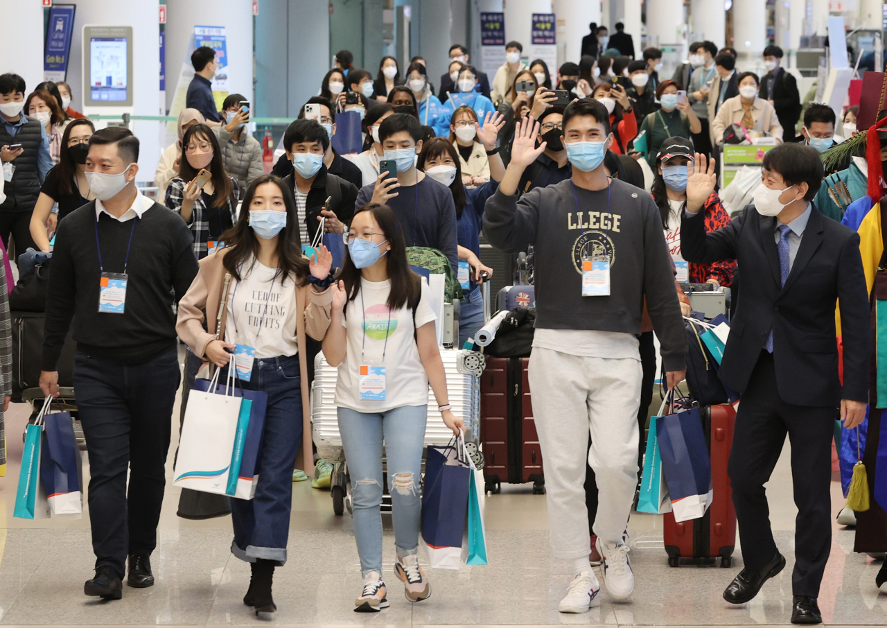 Singaporean tourists and reporters arrive at Incheon Airport on Monday, after South Korea and the Southeast Asian country signed a “travel bubble” pact that allows quarantine-free travel between the two countries on Nov. 8. (Yonhap)