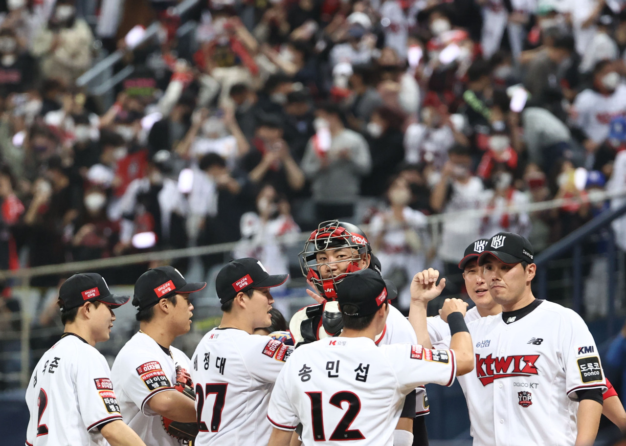 KT Wiz players celebrate their 6-1 victory over the Doosan Bears in Game 2 of the Korean Series at Gocheok Sky Dome in Seoul on Monday. (Yonhap)