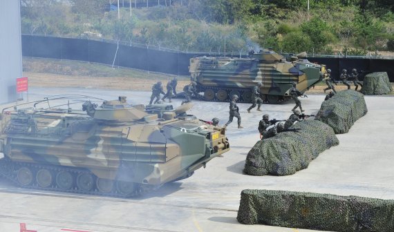 This Oct. 18, 2021, file photo shows South Korea's Marine Corps demonstrating a combat training at a military base on the western border island of Baengnyeong. (Yonhap)