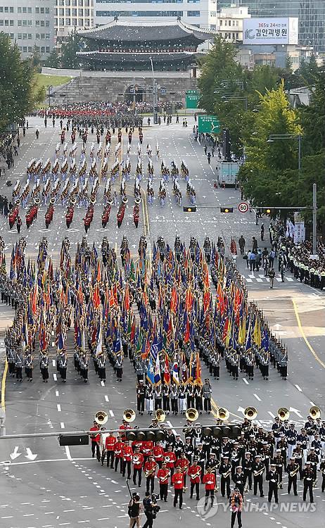 This file photo, taken on Oct. 1, 2013, shows the South Korean Army marching through downtown Seoul as part of events to mark the 65th anniversary of the Armed Force Day. (Yonhap)