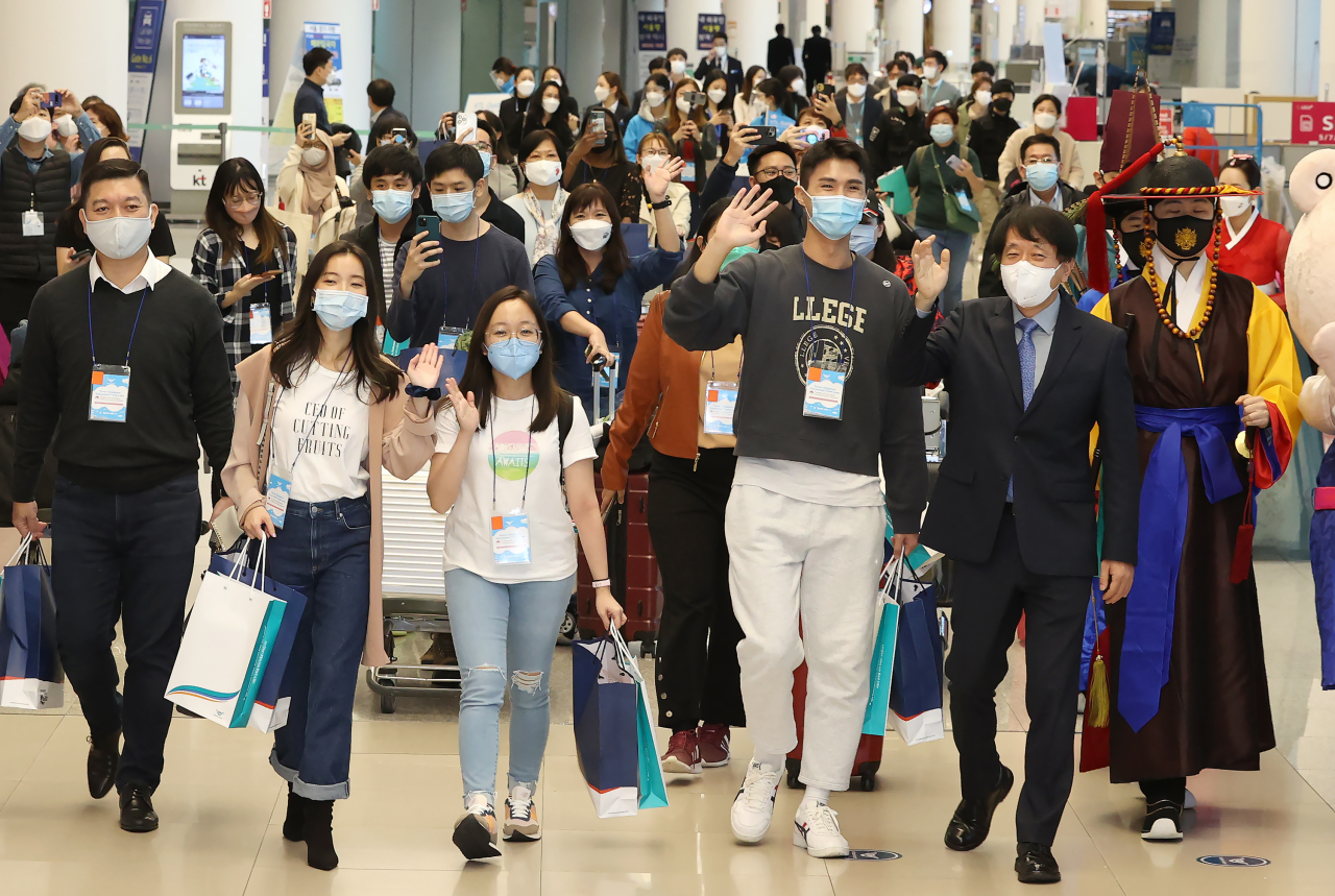 Travelers from Singapore, tourism industry officials and members of the press are seen at Terminal 2 at Incheon Airport on Monday. (Yonhap)