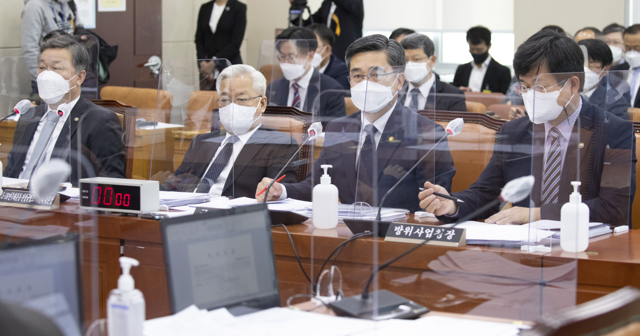 Defense Minister Suh Wook (2nd from R), Defense Acquisition Program Administration (DAPA) chief Kang Eung-ho (R) and other officials attend a national defense committee meeting at the National Assembly in Seoul on Tuesday. (Yonhap)