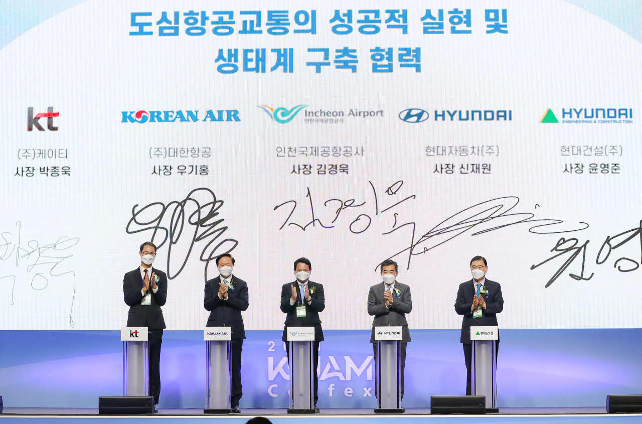 Presidents and CEOs of KT, Korean Air, Incheon International Airport Corp., Hyundai Motor and Hyundai E&C sign a memorandum of understanding on Tuesday to introduce urban air mobility. (Korean Air)