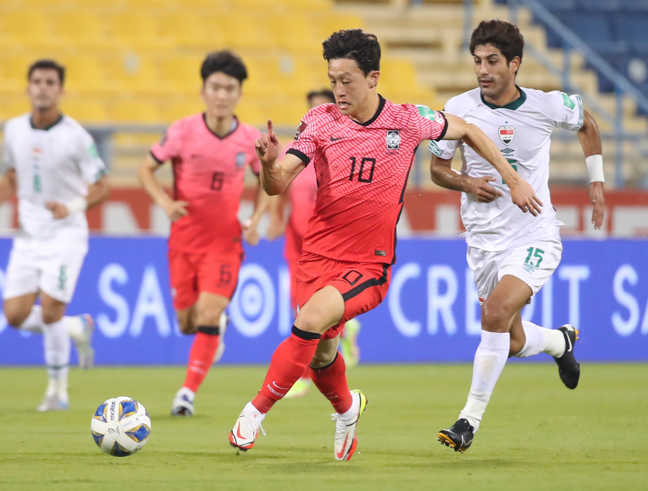 Lee Jae-sung of South Korea (L) dribbles past Mohammed Ali Abbood of Iraq during the teams' Group A match in the final Asian qualifying round for the 2022 FIFA World Cup at Thani bin Jassim Stadium in Doha on Tuesday. (Yonhap)