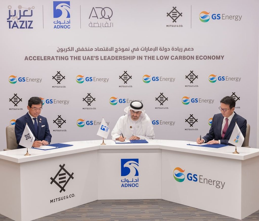 ADNOC CEO Dr. Sultan Ahmed Al Jaber (C), GS Energy CEO Huh Yong-soo (R) and Katsuhiro Nakagawa, head of Mitsui & Co.'s Middle East division, sign an agreement during a ceremony at ADNOC's headquarters in Abu Dhabi, on Sunday(local time), in this photo later provided by GS Energy. (Yonhap)