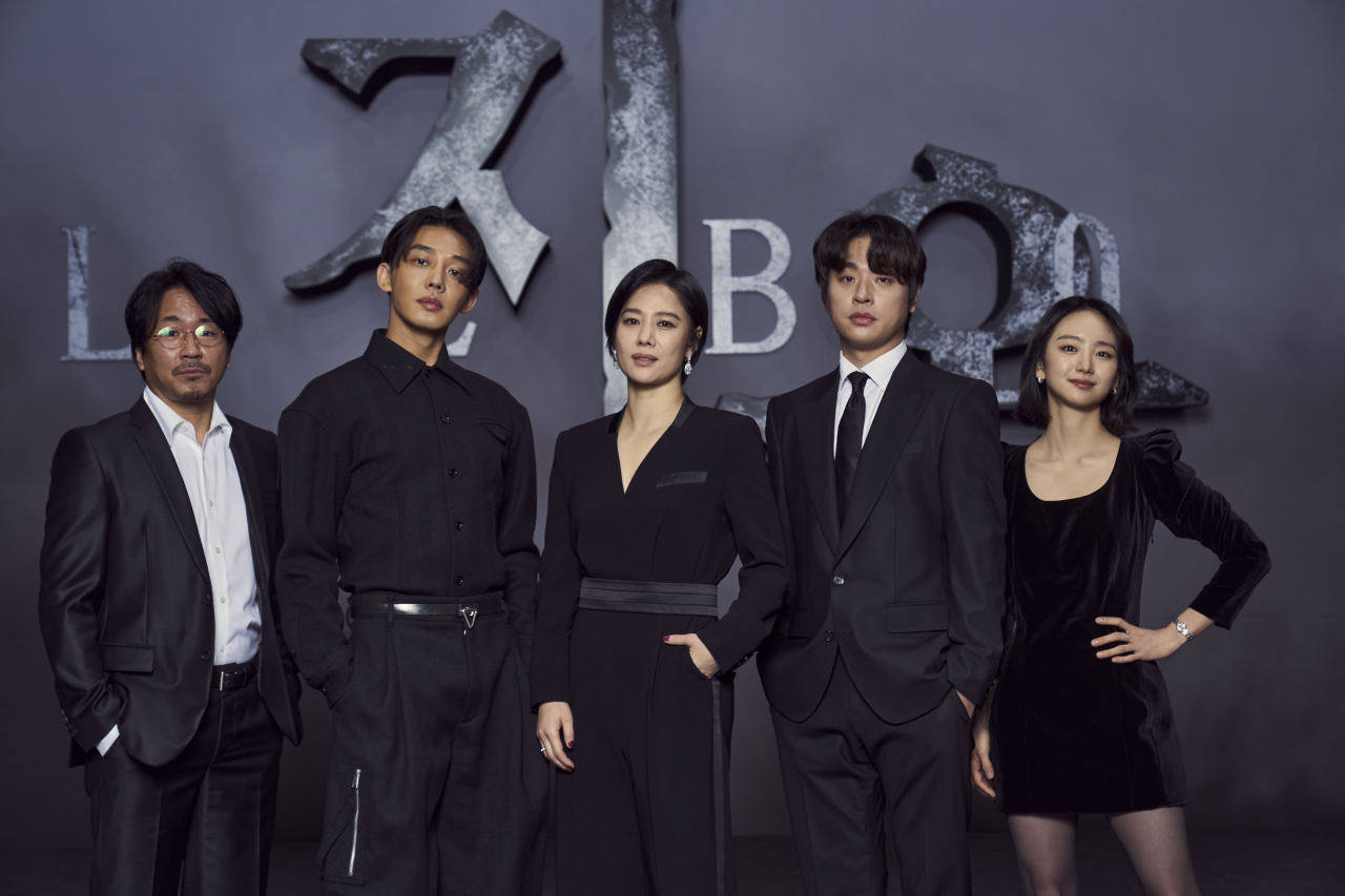 From left: Yang Ik-june, Yoo Ah-in, Kim Hyun-joo, Park Jeong-min and Won Jin-a pose for photos before an online press conference Tuesday. (Netflix)
