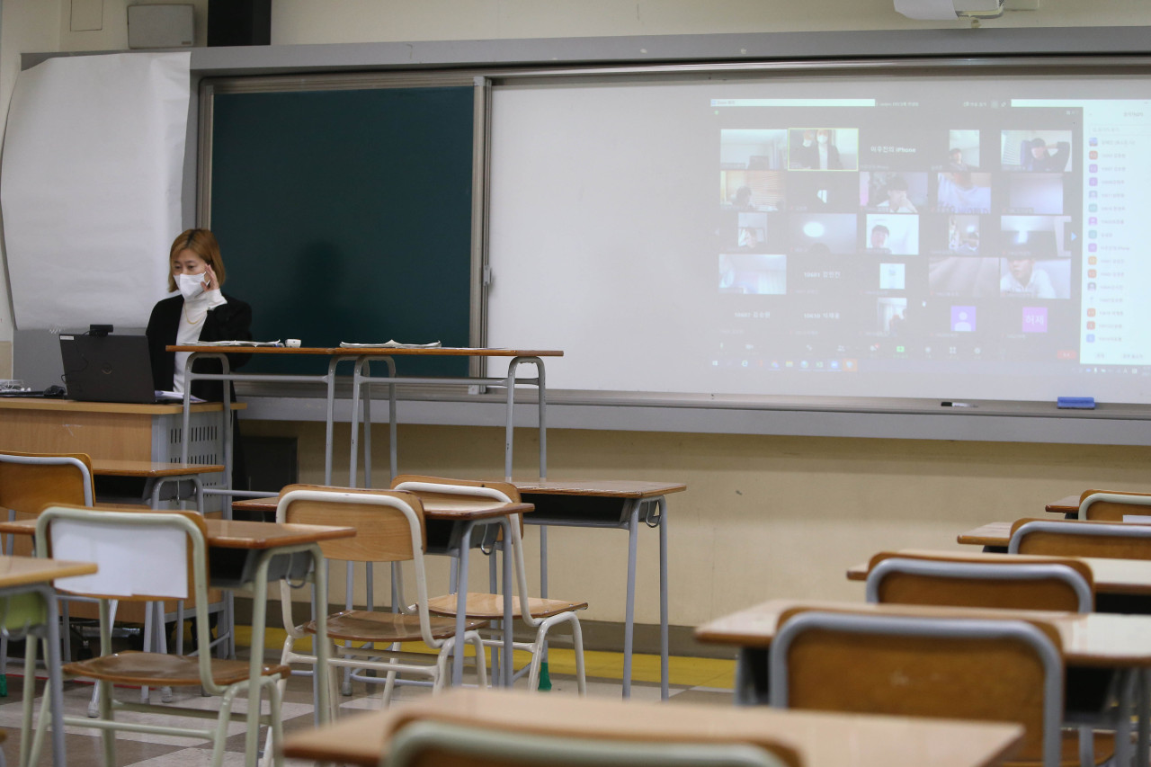 A high school teacher conducts online classes in the southeastern city of Daegu last Thursday, a week before the country's nationwide college entrance exam. (Yonhap)