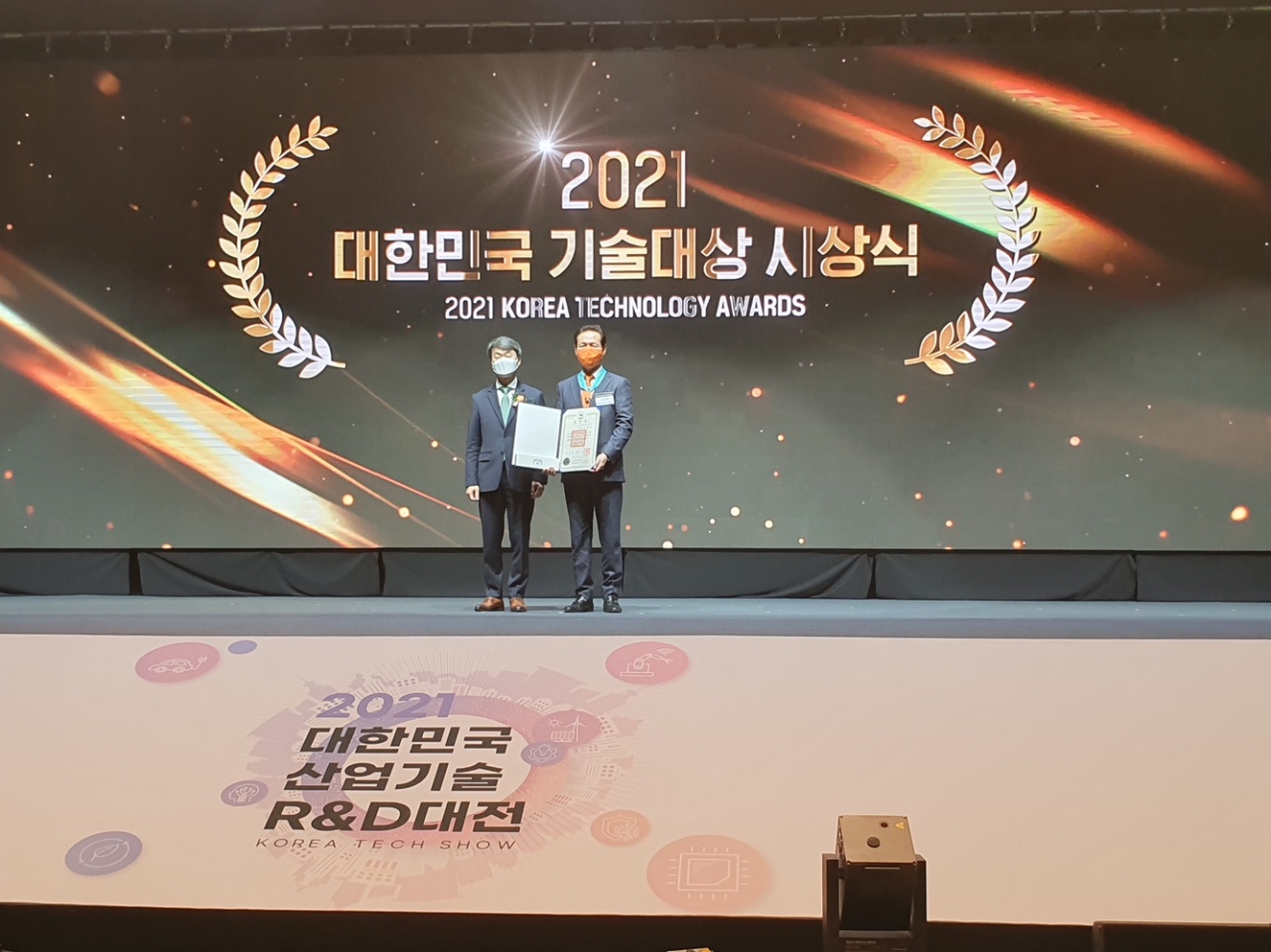 CEO Lee Young-sang (right) poses after winning a bronze tower order of industrial service merit from the Ministry of Trade, Industry and Energy on Wednesday.
