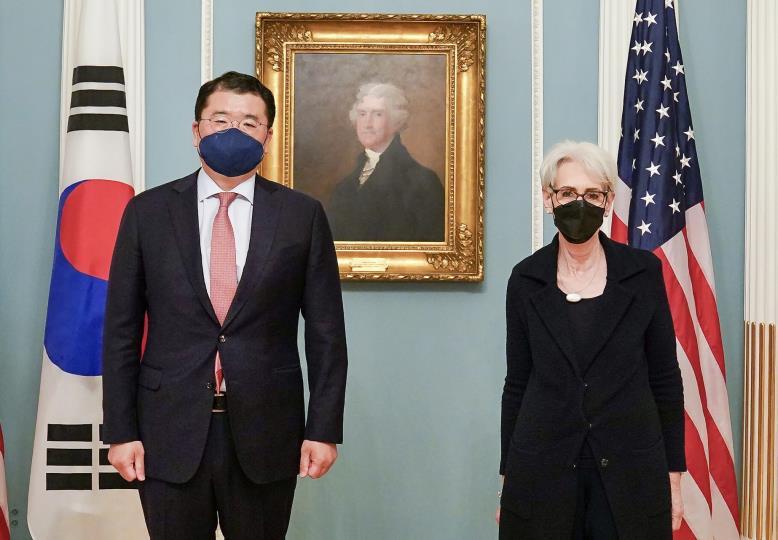 South Korea's First Vice Foreign Minister Choi Jong-kun (left) poses for a photo with US Deputy Secretary of State Wendy Sherman in Washington on Tuesday. (Ministry of Foreign Affairs)