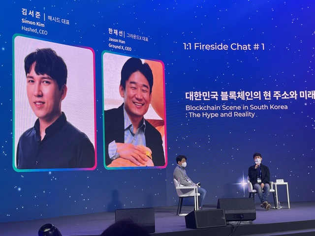 Hashed CEO Simon Kim (left) and Ground X CEO Jason Han talk about the blockchain scene in South Korea during ComeUp on Wednesday. (Park Ga-young/The Korea Herald)