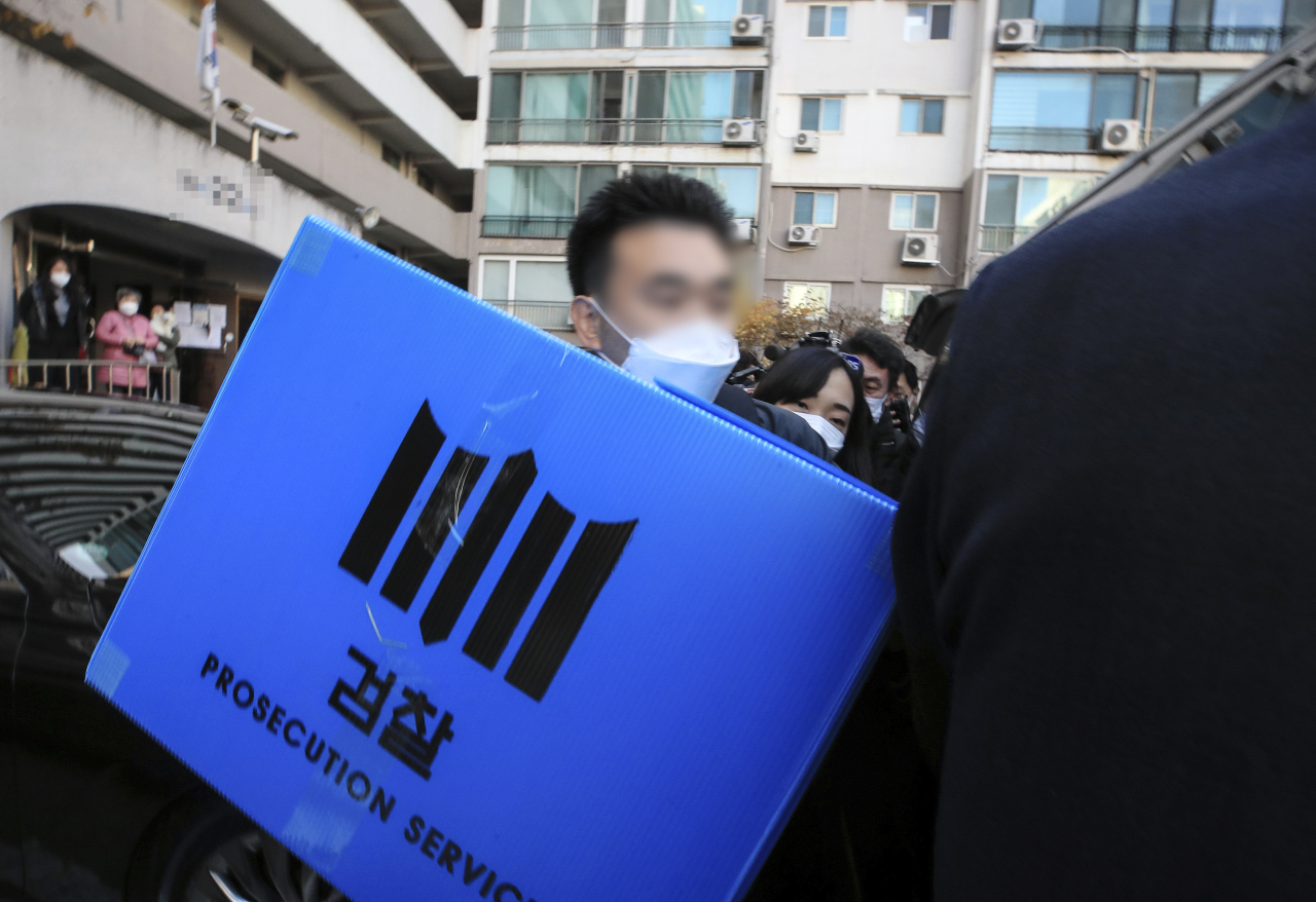 Prosecutors move boxes of documents and materials seized during a raid on ousted lawmaker Kwak Sang-do on Wednesday. (Yonhap)