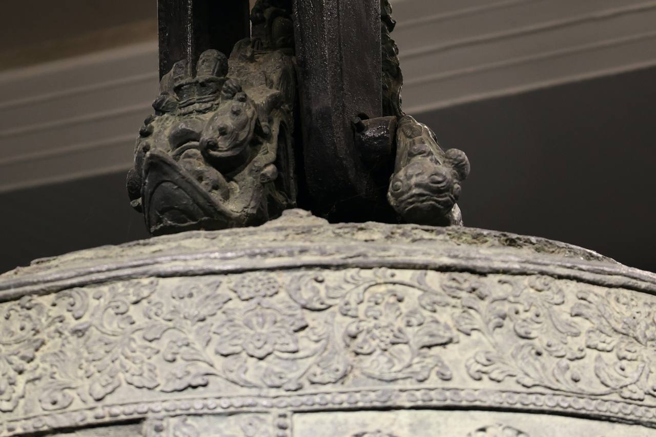 A dragon named Poroe sits on top of the bell crown of the Divine Bell of King Seongdeok the Great. Photo © 2021 Hyungwon Kang