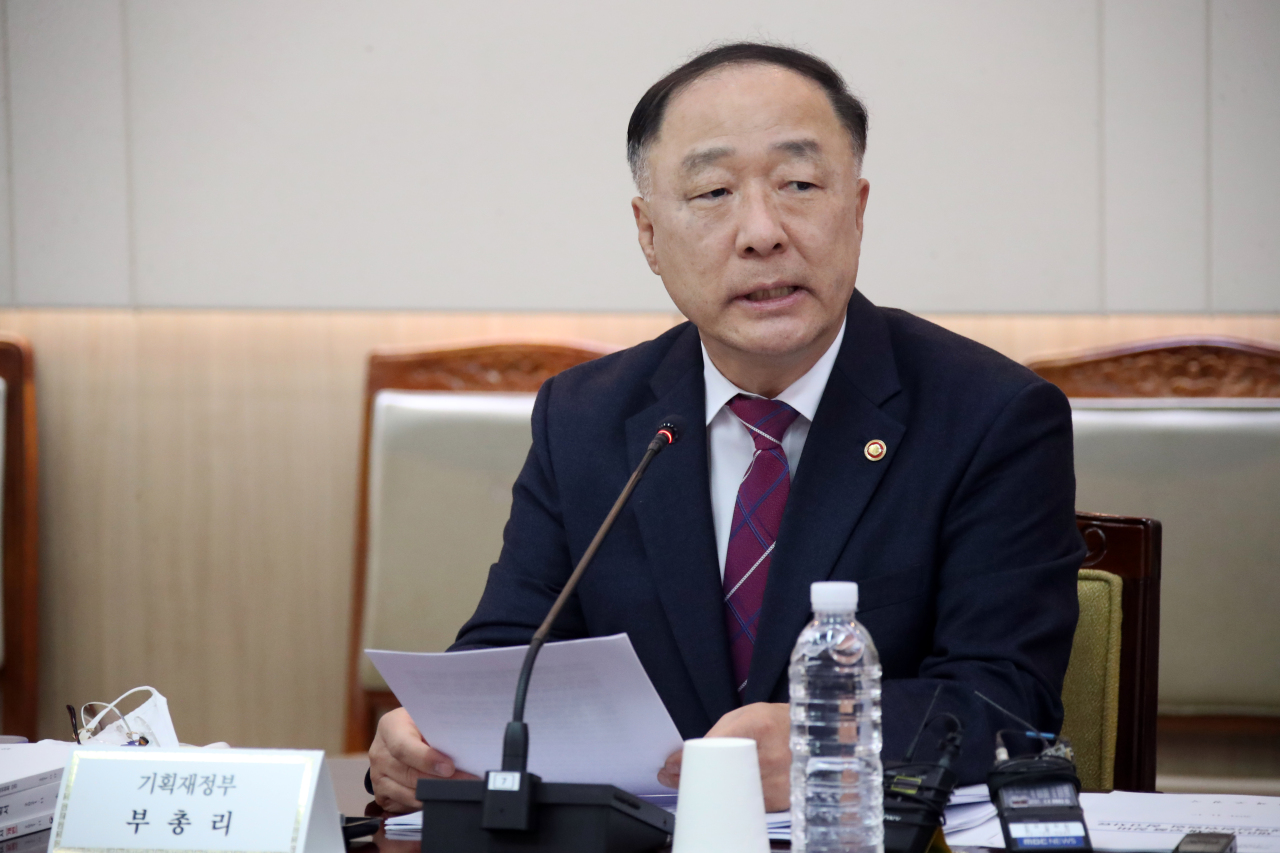 Finance Minister Hong Nam-ki speaks at a government meeting held to unveil a road map to strengthen the weakest link in the country’s industrial value chain. (Yonhap)