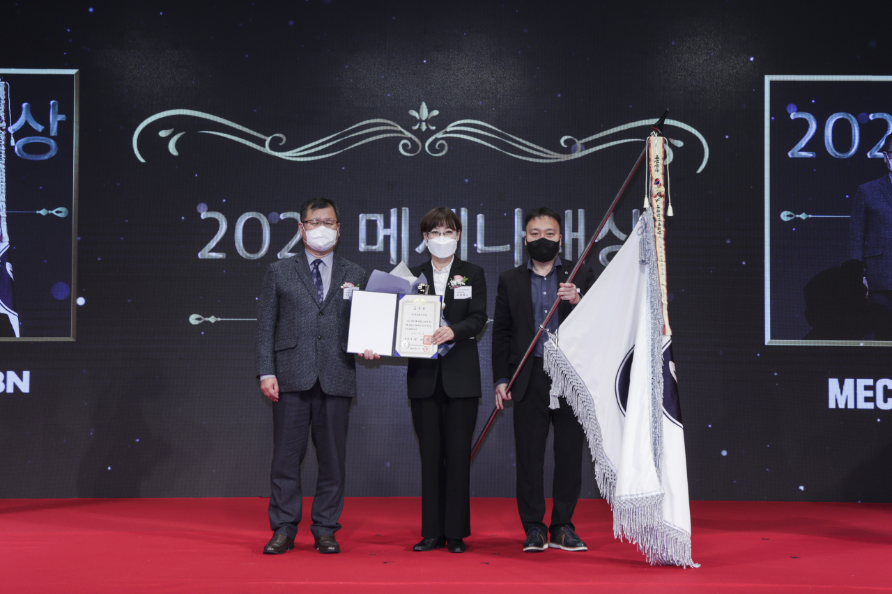 From left: Culture Ministry’s cultural policy officer Park Tae-young, Oh Jeong-hwa, director at Sustainability Division at Amorepacific and Kim Tae-woo, official at Amorepacific pose for photos at the Mecenat Awards ceremony held at Westin Josun in central Seoul (Korea Mecenat Association)