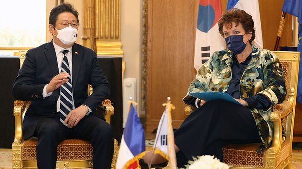 South Korea's Culture, Sports and Tourism Minister Hwang Hee (L) speaks during a meeting with his French counterpart Roselyne Bachelot-Narquin at her office in Paris on Monday (Paris time), in this photo provided by the South Korean culture ministry. (Yonhap)