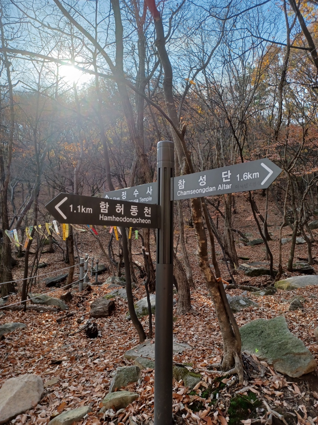 Markers point the directions for Hamheodongcheon, Chamseongdan and Jeongsusa. (Lee Si-jin/The Korea Herald)