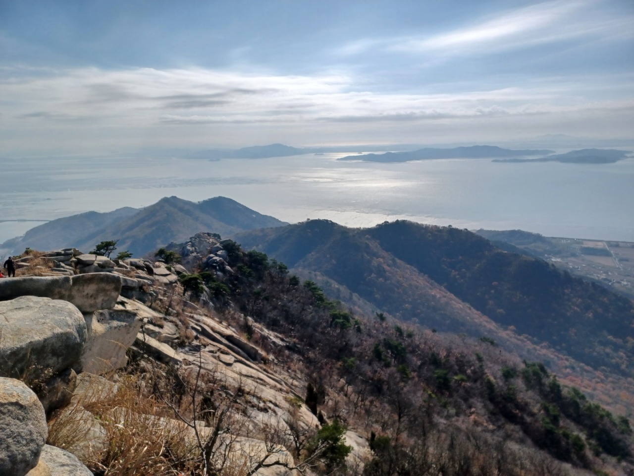 A spectacular view of the surrounding mountain peaks and the Yellow Sea can be seen from the top of Manisan. (Lee Si-jin/The Korea Herald)