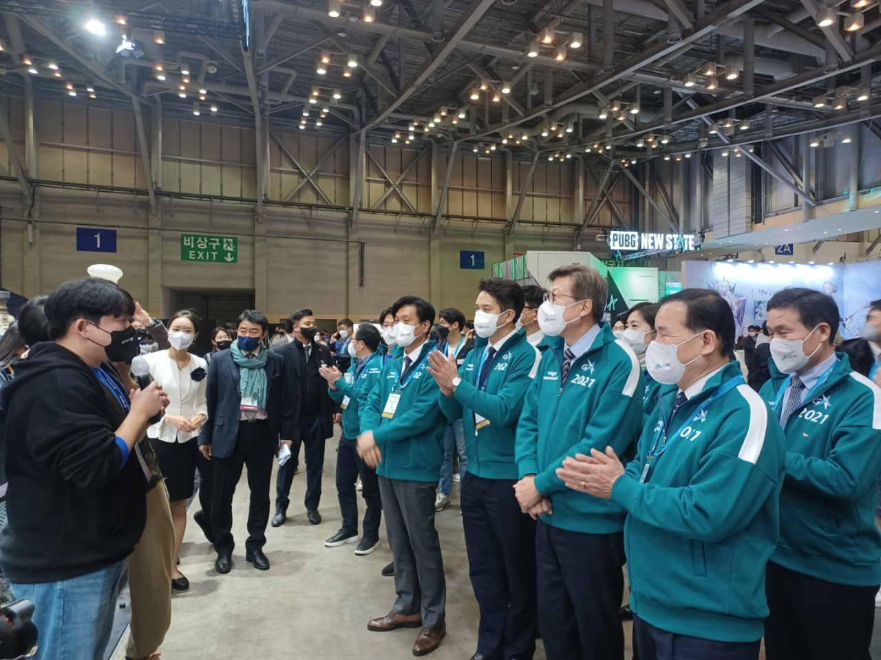 From left: Politicians Jo Seoung-lae, Jeon Yong-gi, Busan Mayor Park Hyeong-joon and Chairman of the Busan Metropolitan Council Shin Sang-hae, among others, listen to how the gaming booth and venues will operate at G-Star at the Bexco exhibition center in Busan. (Lee Si-jin/The Korea Herald)