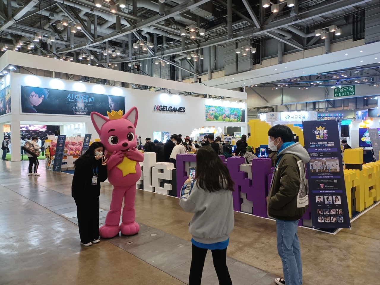 A visitor takes a photo with Pinkfong at the Bubblefong Friends venue at G-Star. (Lee Si-jin/The Korea Herald)